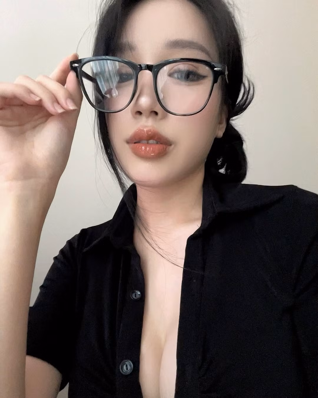 Cô nàng chuộng những thiết kế kiệm vải, khoe vòng 1 và vòng 3 phồn thực.