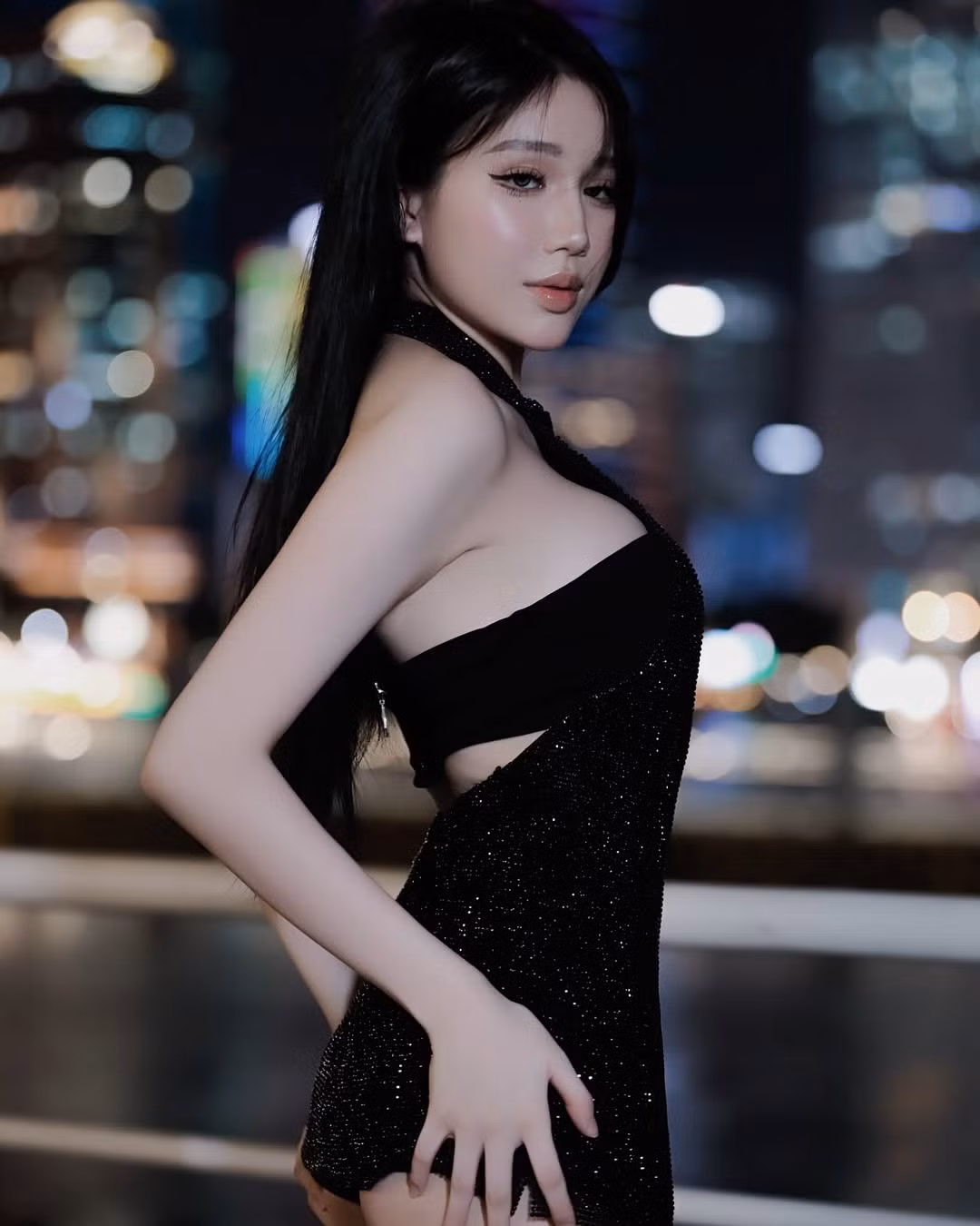 Nữ streamer Yogurt là cái tên đang được cộng đồng game rất quan tâm trong vài năm trở lại đây. Nổi lên vì xinh đẹp, gợi cảm cùng thông tin về gia thế khủng, cô nàng thường được fan gọi với cái tên streamer "phú bà".