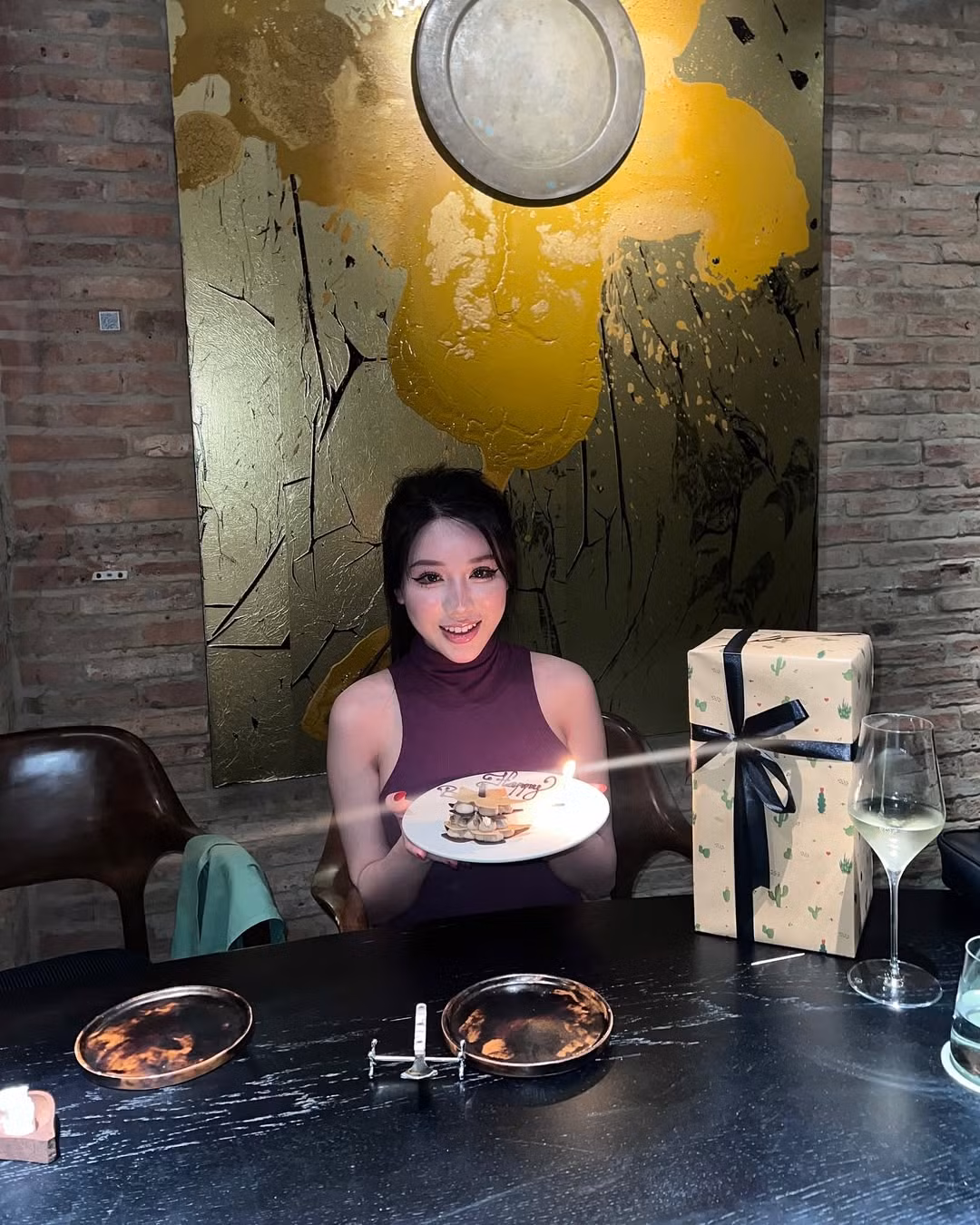 Tuy nhiên việc theo đuổi phong cách gợi cảm khiến cô nàng cũng nhận về không ít những lời bình luận khiếm nhã.