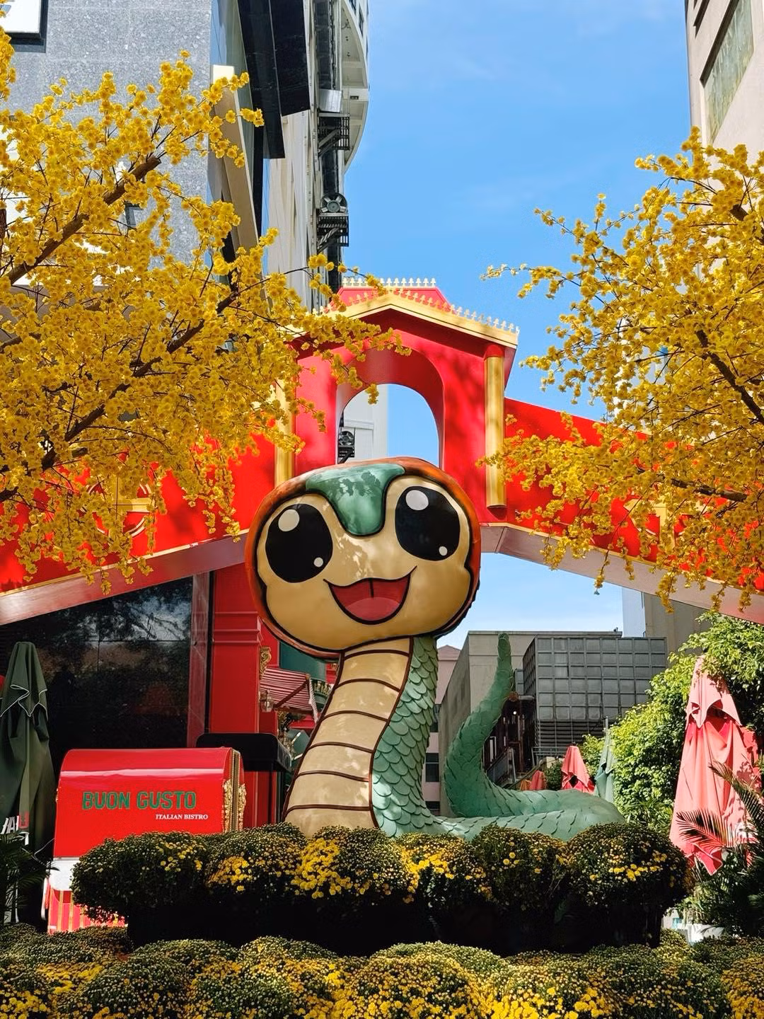 Trước đó, trên mạng xã hội các mô hình rắn năm Ất Tỵ cũng được nhiều người chia sẻ thu hút sự chú ý. Một tòa nhà ở phường Lộc Thọ (TP Nha Trang) nổi bật với 4 linh vật rắn của năm Ất Tỵ 2025.