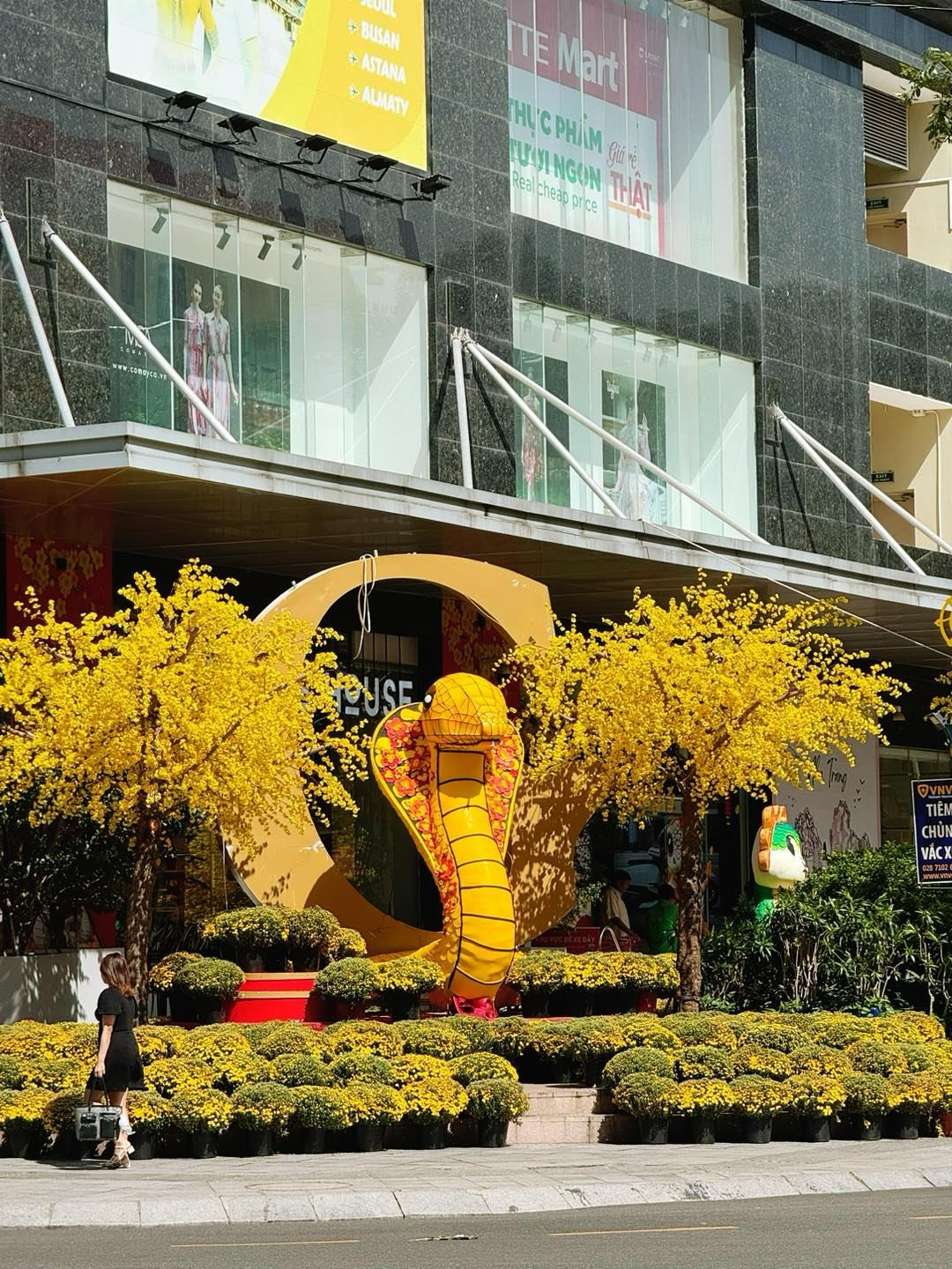 Nổi bật hơn cả là mô hình rắn hổ mang chúa cao 3,5m, được gia công bằng khung lõi thép, bọc phía ngoài là xốp mịn, thời gian chế tác là 30 ngày.