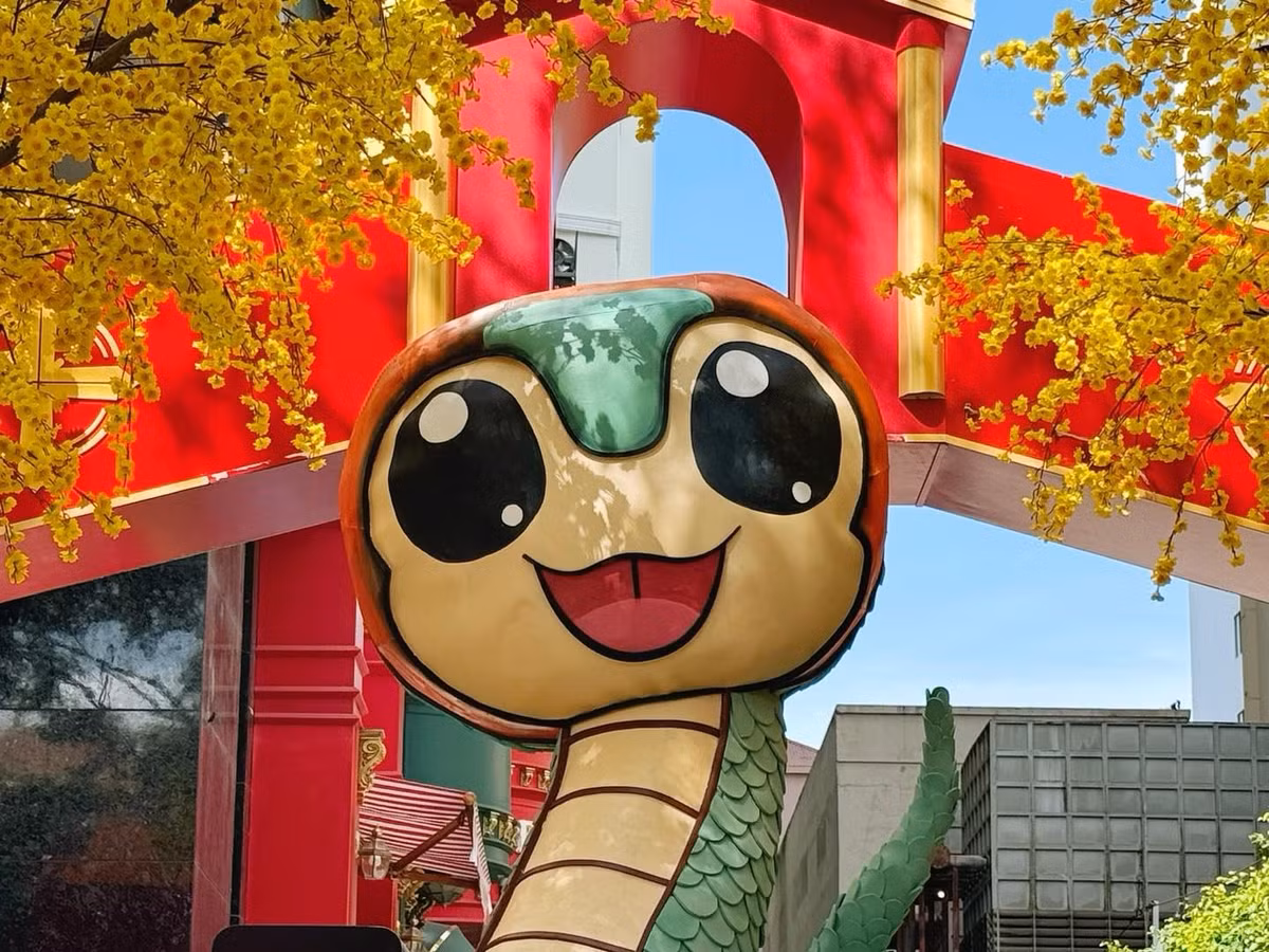 Sức hút của các mô hình linh vật rắn không chỉ mang đến niềm vui cho người dân địa phương mà còn tạo ra một làn sóng chào đón năm mới trên mạng xã hội với sự hứng khởi và tràn đầy năng lượng tích cực.