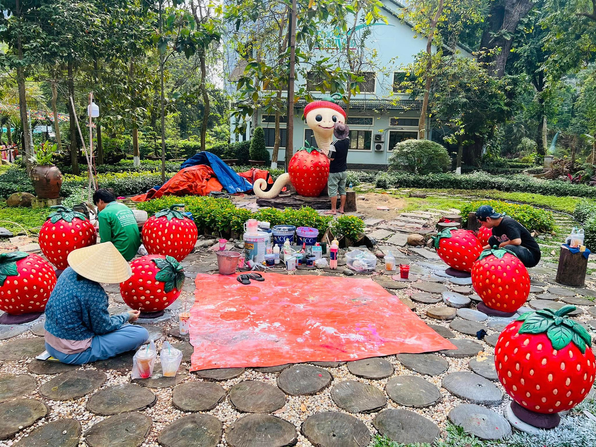 Trong những bức ảnh được Thảo Cầm Viên nhá hàng, nhân sự phía vườn thú đang tích cực trong những công đoạn cuối cùng để hoàn thành mô hình.