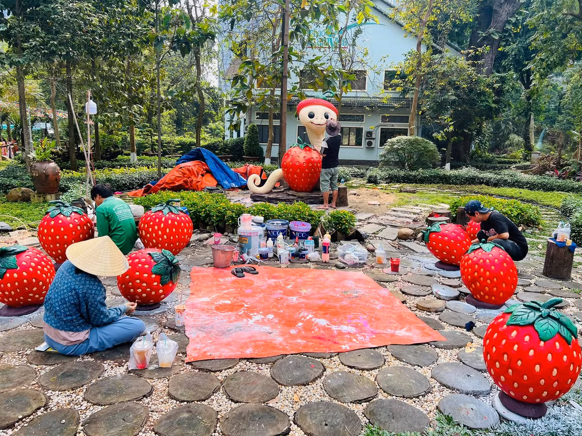 Trong những bức ảnh được Thảo Cầm Viên nhá hàng, nhân sự phía vườn thú đang tích cực trong những công đoạn cuối cùng để hoàn thành mô hình.