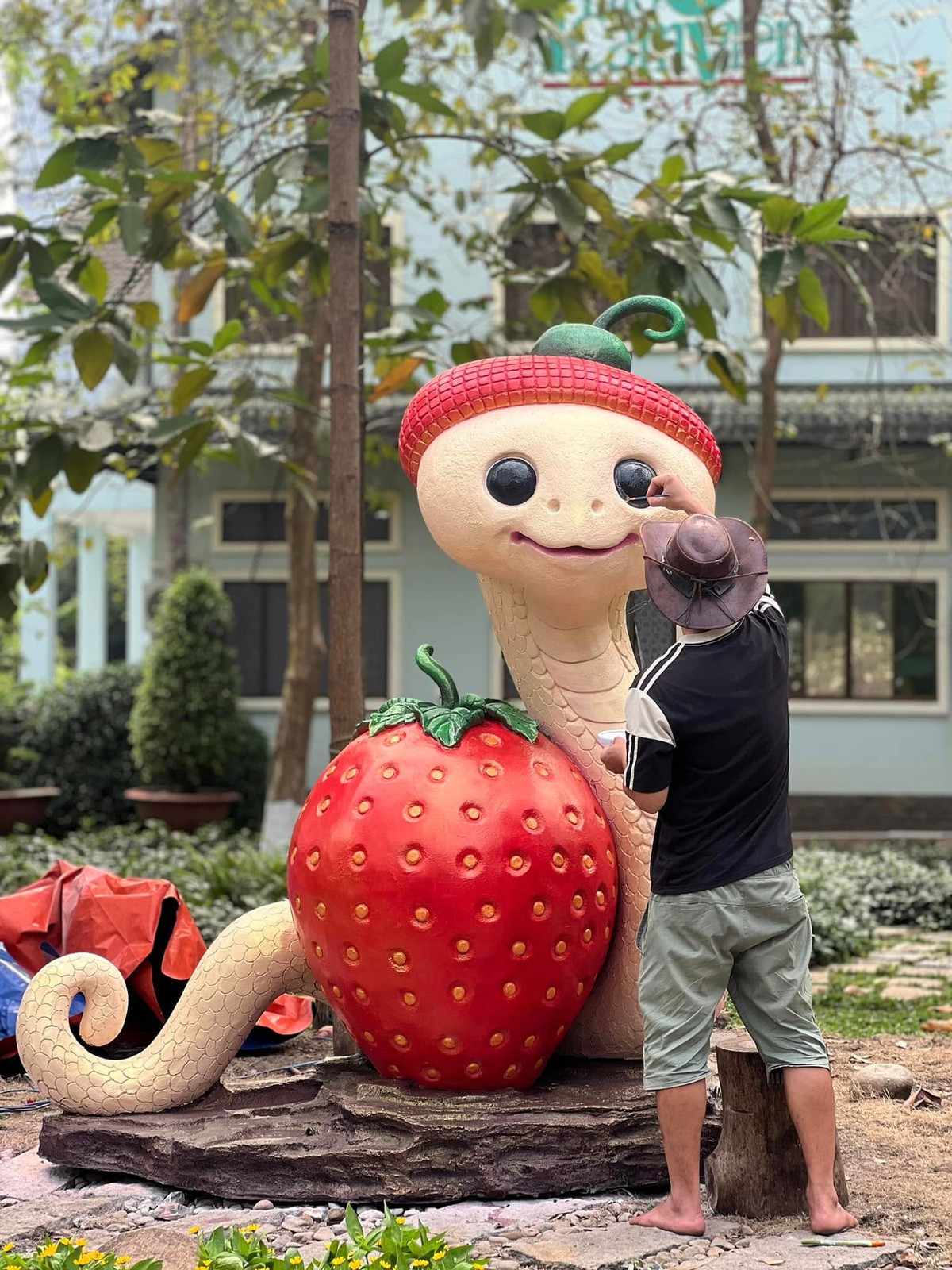 Những ngày qua, cuộc đua linh vật "bé Na" năm Ất Tỵ đang sôi động hơn bao giờ hết với sự xuất hiện của nhiều mô hình rắn độc lạ trên khắp cả nước. Mới đây, Thảo Cầm Viên Sài Gòn đã gia nhập cuộc đua này với mô hình "rắn dâu" vô cùng đáng yêu.