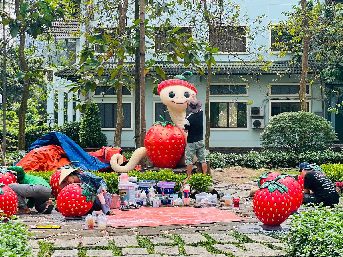 Bé Na với gương mặt ngây ngô đáng yêu, đôi mắt to tròn long lanh, đội chiếc mũ dâu xinh xắn. Tạo hình dễ thường kết hợp với dâu tây khiến chú rắn bớt đi vẻ đáng sợ vốn có mà trông vô cùng thân thiện.