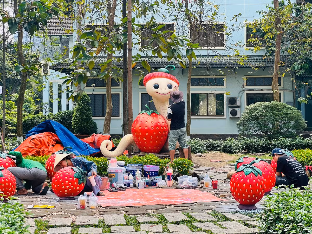 Bé Na với gương mặt ngây ngô đáng yêu, đôi mắt to tròn long lanh, đội chiếc mũ dâu xinh xắn. Tạo hình dễ thường kết hợp với dâu tây khiến chú rắn bớt đi vẻ đáng sợ vốn có mà trông vô cùng thân thiện.