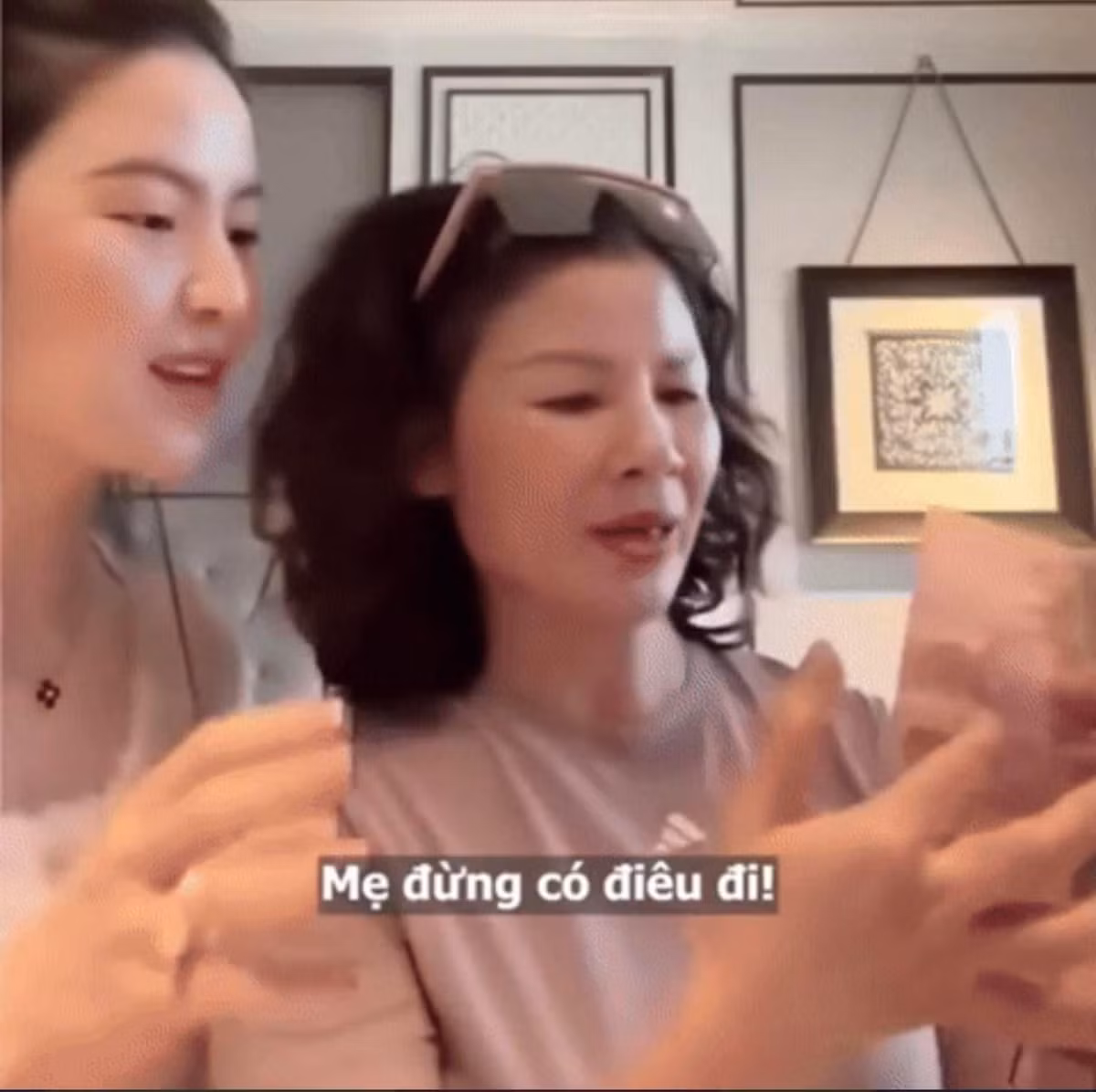 Cụ thể, khi cùng mẹ chồng đếm tiền tiêu vặt, cô nàng đã vô tư buột miệng: "Mẹ đừng có điêu đi".