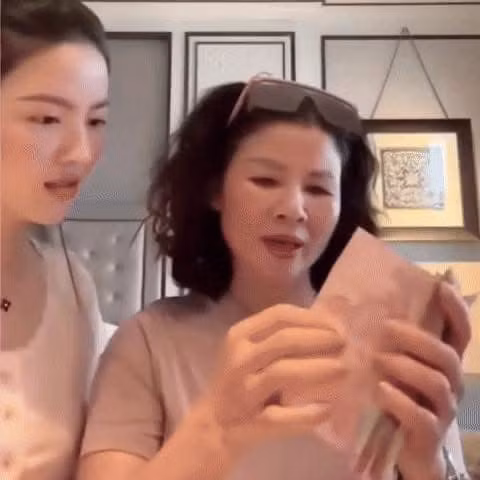 Theo đó, trong một khoảnh khắc đời thường khi cùng mẹ chồng đi Thái Lan cổ vũ cho ông xã Quang Hải, nàng WAG xinh đẹp Chu Thanh Huyền đã có màn tương tác cực kỳ đáng yêu khiến dân mạng thích thú