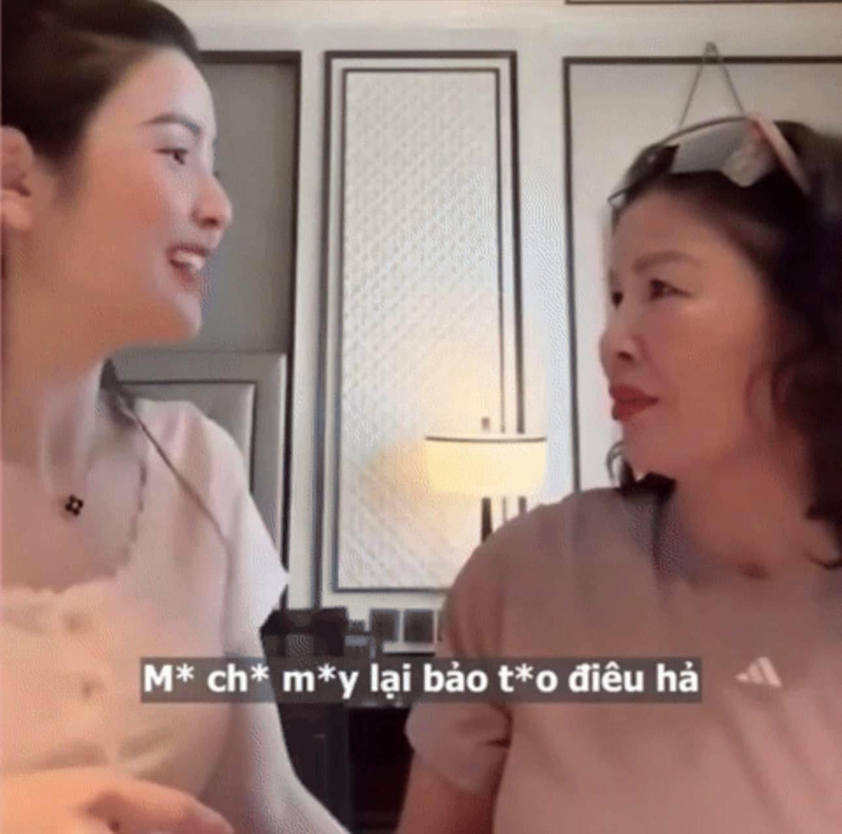 Trước câu nói "mỏ hỗn" của vợ Quang Hải, bà Dương Thị Cúc đã ngay lập tức "chỉn đốn" con dâu. Tuy nhiên cách nói của bà vô cùng thoải mái, thể hiện sự thân thiết như cách nói chuyện của mẹ - con gái với nhau.