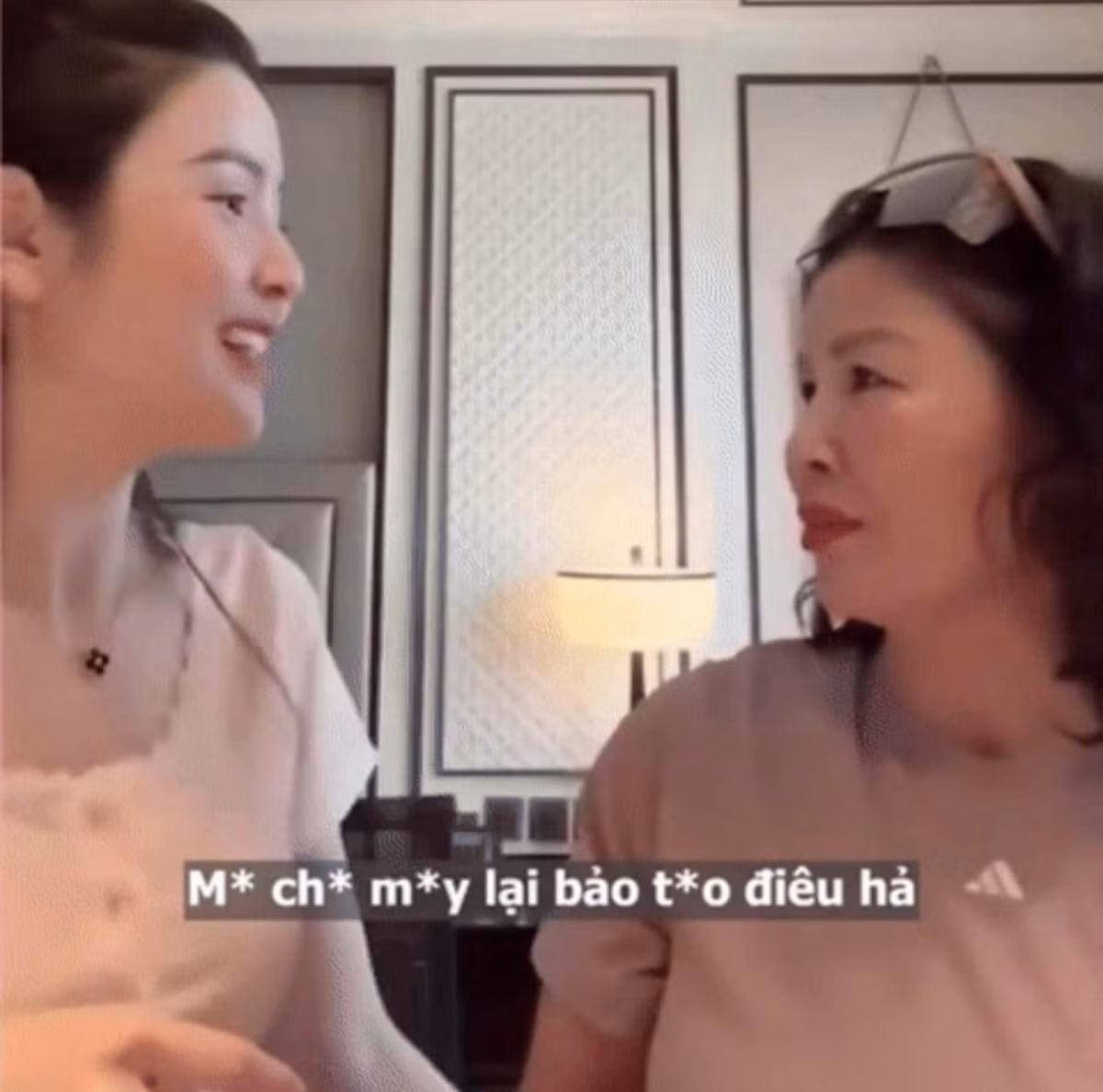 Trước câu nói "mỏ hỗn" của vợ Quang Hải, bà Dương Thị Cúc đã ngay lập tức "chỉn đốn" con dâu. Tuy nhiên cách nói của bà vô cùng thoải mái, thể hiện sự thân thiết như cách nói chuyện của mẹ - con gái với nhau.