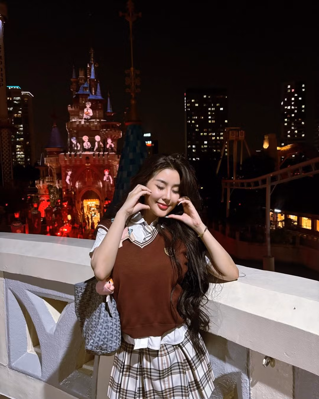 Đăng kèm loạt ảnh, Ngọc Trân thổ lộ: "2024 was a year that tested my spirit and illuminated my path, turning trials into wisdom and growth into purpose.." (Tạm dịch: 2024 là một năm thử thách cho tinh thần, đồng thời cũng soi sáng con đường của tôi, biến những thử thách thành trí tuệ và sự trưởng thành thành đích đến).