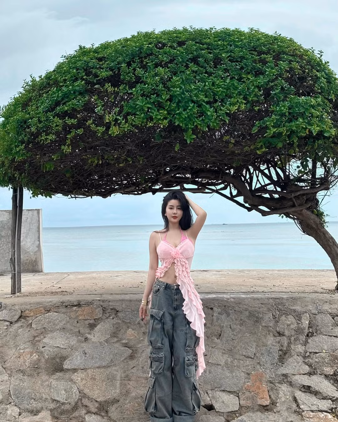 Võ Ngọc Trân (sinh năm 2001) từng được mệnh danh là hot girl học đường hay nữ thần học đường nhờ bức ảnh được chụp trong ngày chào cờ đầu tuần của cô nàng viral trên mạng xã hội.