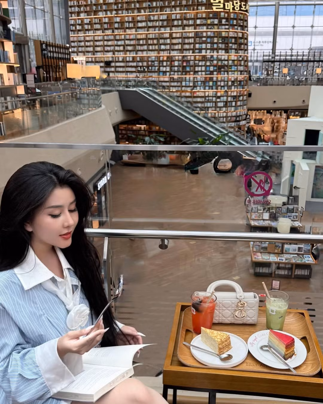 Trong loạt ảnh tổng kết, cô nàng đã đăng tải những tấm hình nổi bật của năm, đó là những phút giây thư giãn, những chuyến đi đến nhiều địa điểm khác nhau,...