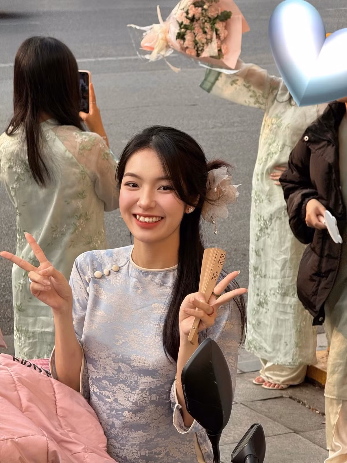 Nụ cười tươi cùng chiếc răng khểnh duyên dáng hút hồn người đối diện.