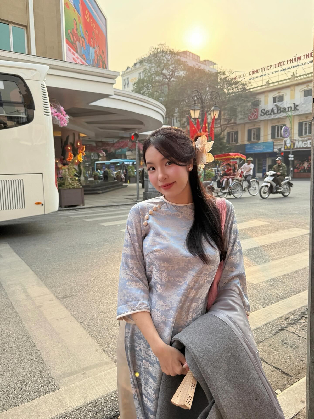 Ở dưới phần bình luận của bộ ảnh, rất nhiều người đã không tiếc lời xuýt xoa cho nhan sắc của cô nàng: "Mê quá", "xinh iu quá đi thôi", "nàng thơ này xinh quá".