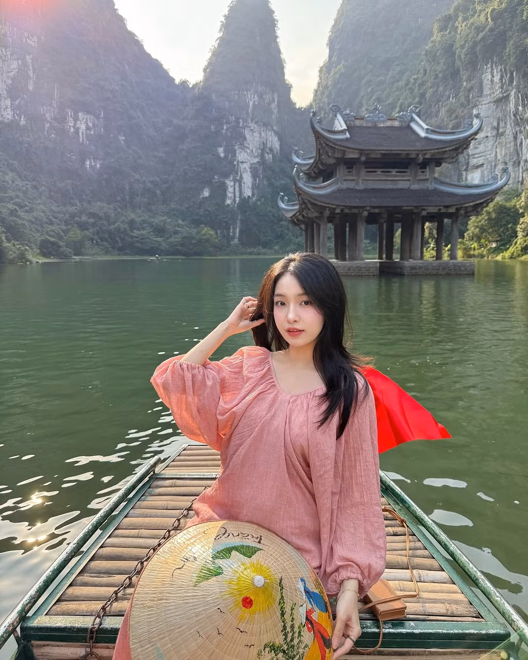 Theo dõi trang cá nhân, cô nàng theo đuổi phong cách nữ tính, nhẹ nhàng.