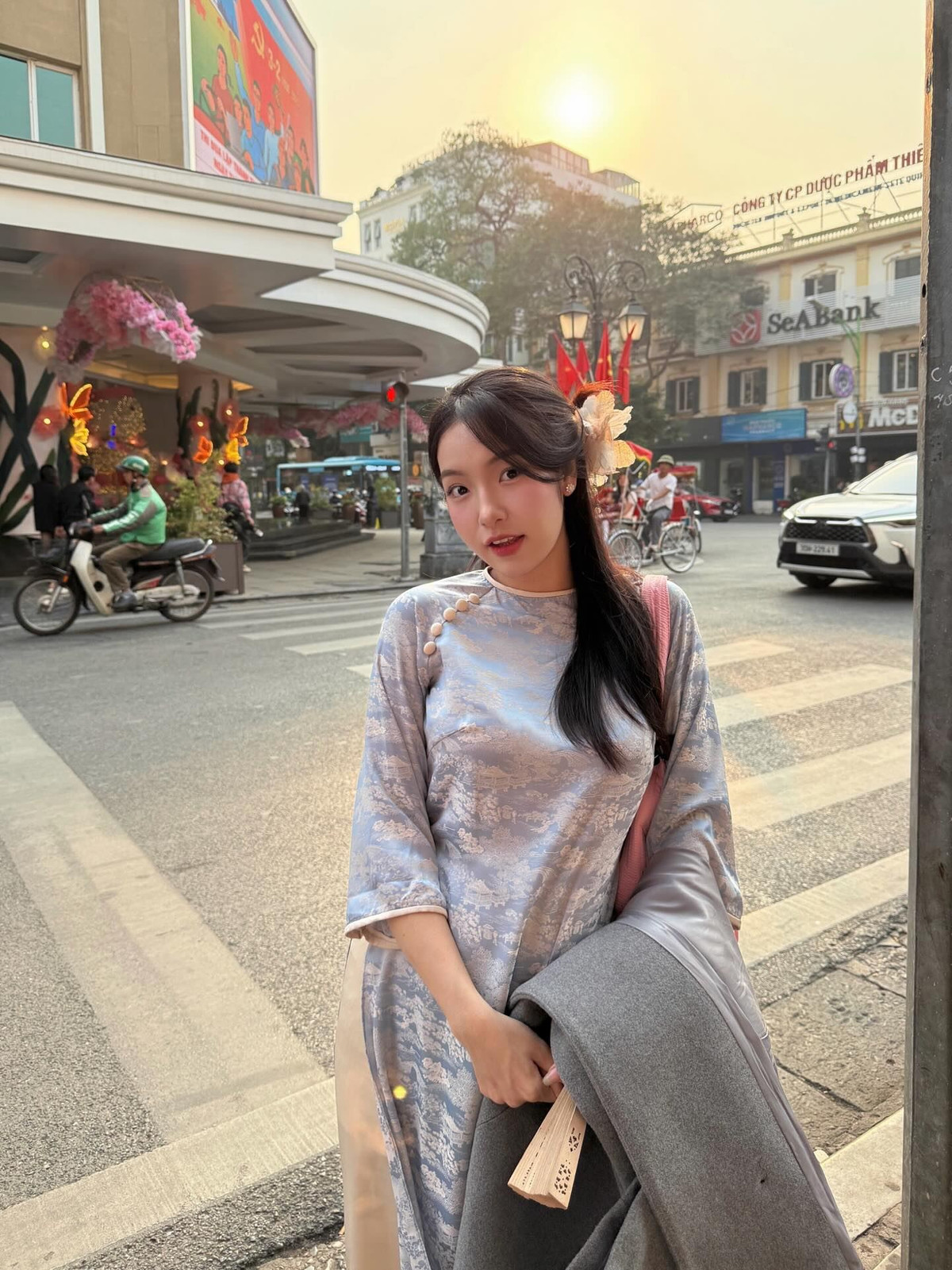 Diện trên mình chiếc áo dài xanh trời dịu dàng, cô nàng tỏa ra nét đẹp nhẹ nhàng của người phụ nữ Á Đông.