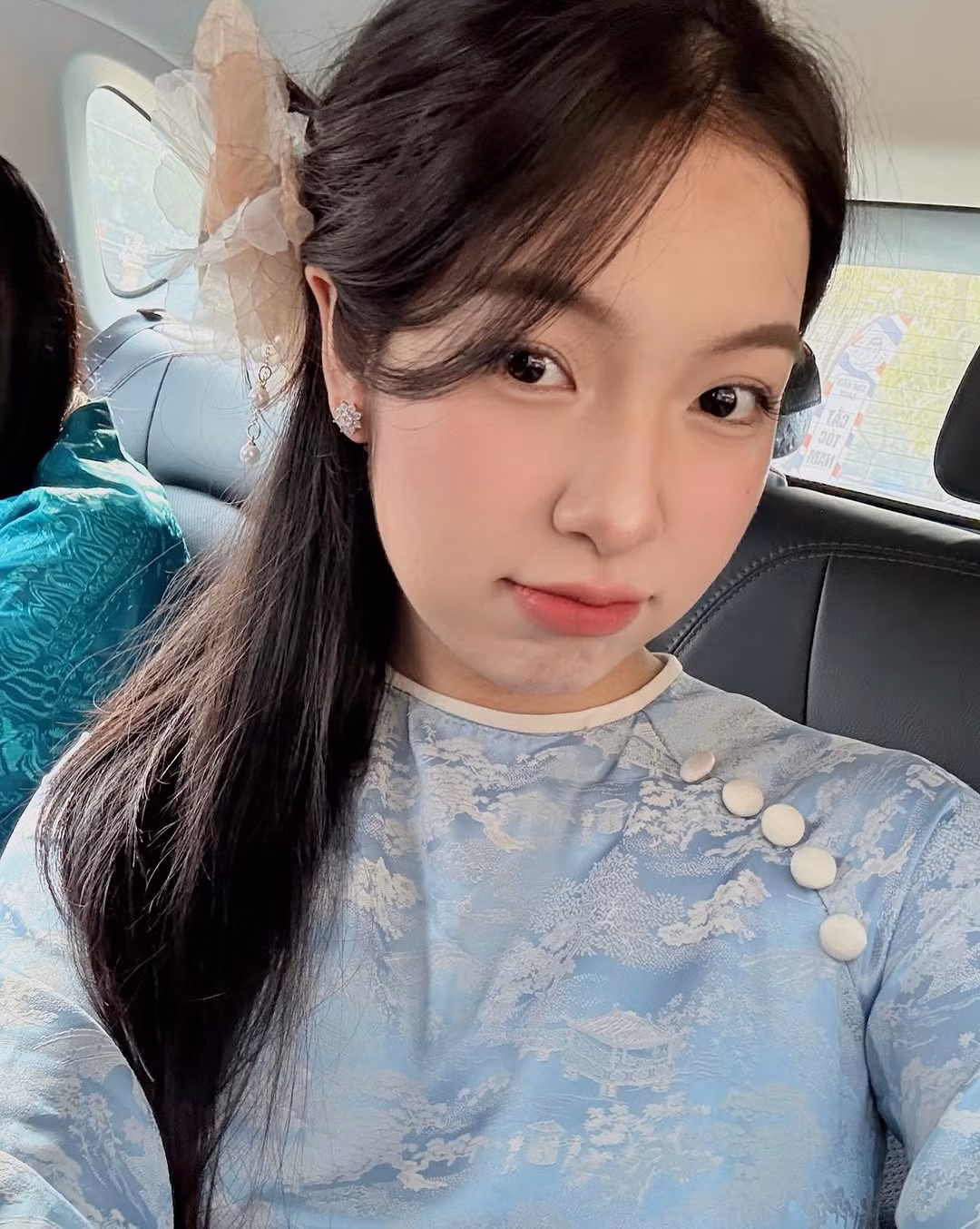 Được biết, bộ ảnh áo dài được Thanh Hằng tranh thủ đi thực hiện vào một ngày cuối tuần.