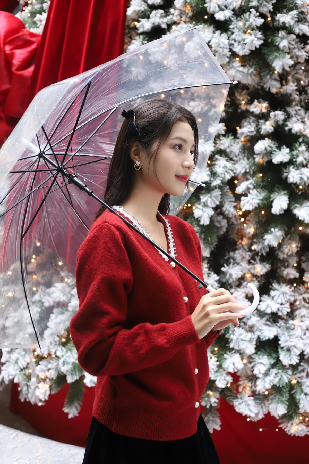 Trong ''Không thời gian'', Trung úy Miên - nữ quân y nghiêm túc trong công việc, luôn hết lòng với bệnh nhân. Khoác bộ quân phục, Bích Ngọc truyền tải sự kiên cường, tận tụy của Mộc Miên.