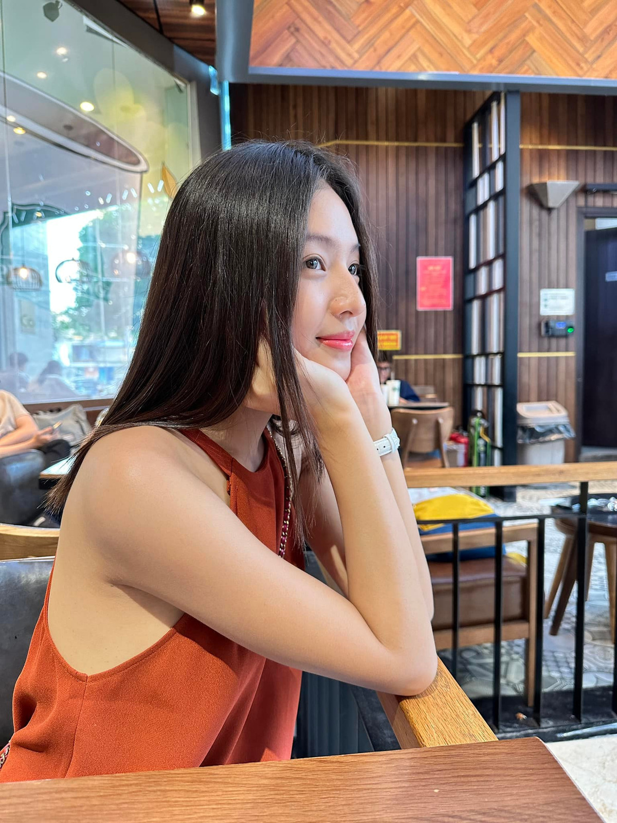 Cô nàng sở hữu nét đẹp trong sáng, nhẹ nhàng, chính vậy trên màn ảnh thường được đảm nhận các vai diễn có tính cách nết na, thùy mị.