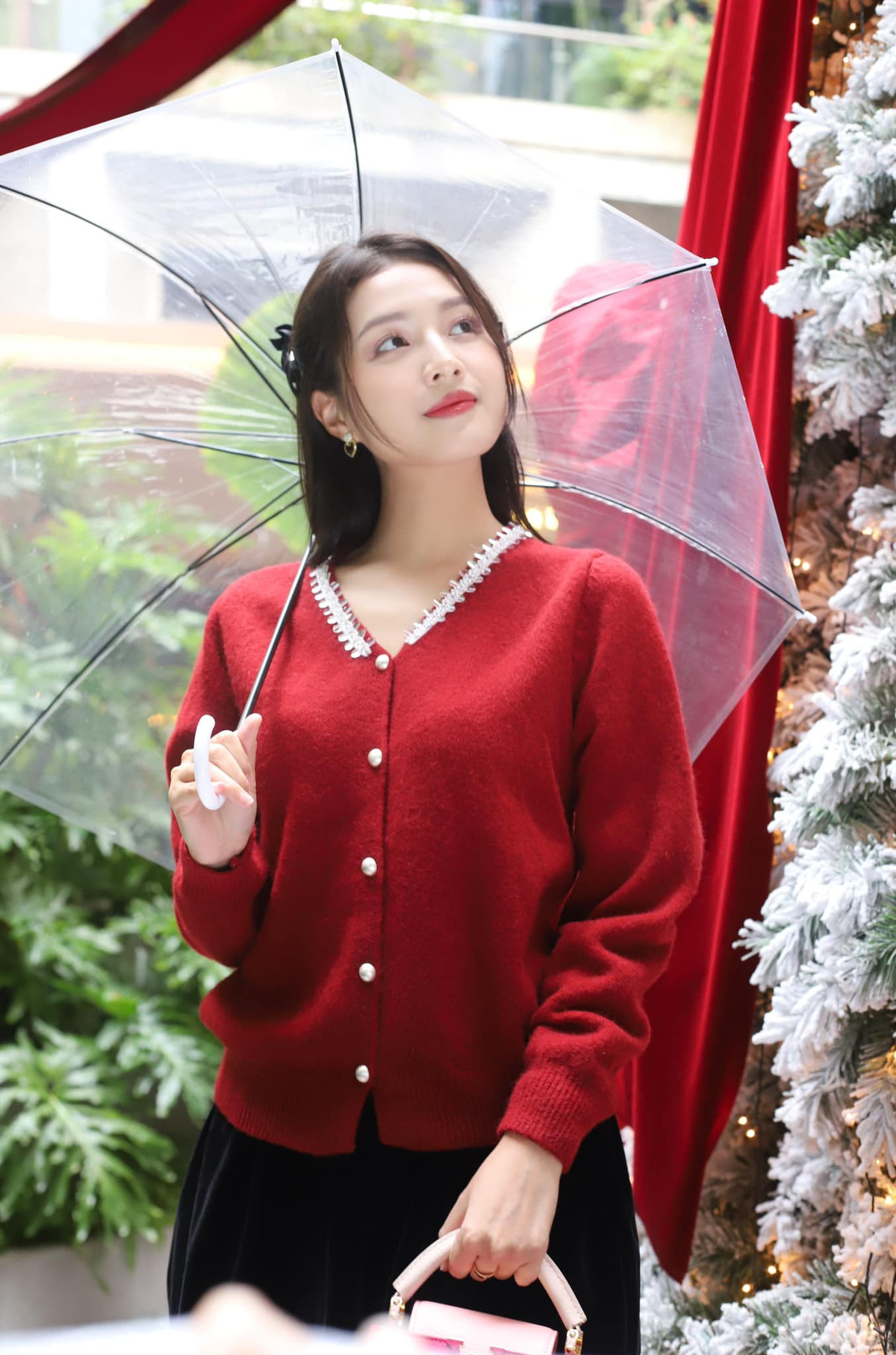 Ngoài đời, Bích Ngọc là một cô gái dịu dàng, theo đuổi phong cách nữ tính.