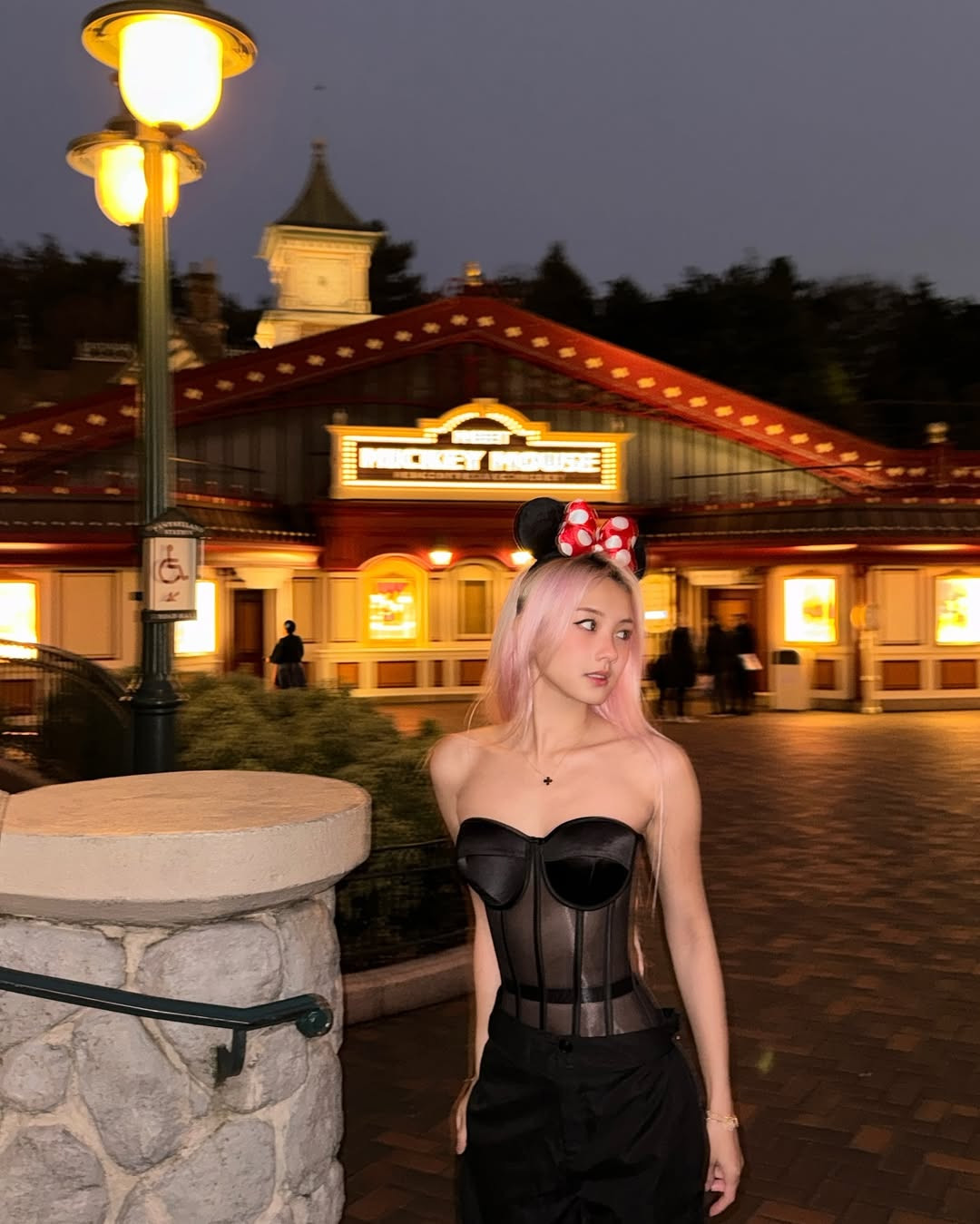 Vyvan Le tên thật là Lê Vỹ Vân sinh năm 1995, mang 2 dòng máu Việt – Trung. Cô hiện đang sống và làm việc tại Hà Lan.