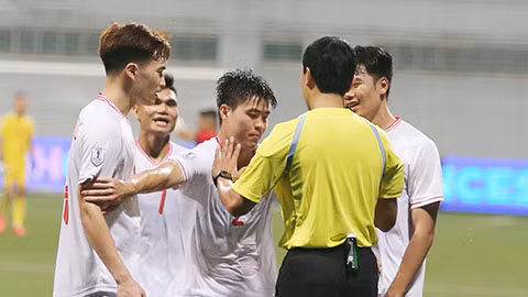 AFF Cup 2024 đã kết thúc với ngôi vương thuộc về đội tuyển Việt Nam, thế nhưng những hình ảnh về các trận đấu trong khuôn khổ giải đấu vẫn được người hâm mộ đăng tải nhiều trên các trang mạng xã hội. Không chỉ có người dân Việt Nam, rất nhiều bạn bè quốc tế cũng quan tâm đến sự thể hiện của Việt Nam trong các trận đấu. Đặc biệt mới đây, khoảnh khắc Duy Mạnh với cương vị đội trường bảo vệ đồng đội trong trận bán kết lượt đi với Singapore khiến cộng đồng mạng xứ Trung vô cùng thích thú.