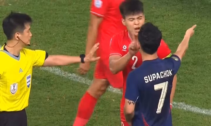 Đoạn video được đăng tải lại trên MXH Trung Quốc và Duy Mạnh nhận về nhiều lời khen ngợi của Cnet cho hành động khôn ngoan bảo vệ đồng đội không bị ăn thẻ.