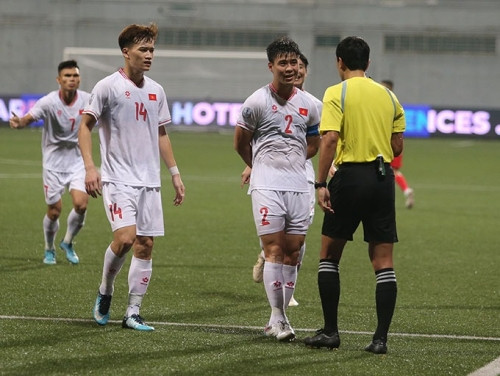 Theo đó, vào phút thứ 84 của trận đấu, một bàn thắng của Xuân Son đã không được công nhận do trọng tài cho rằng bóng đã chạm tay nam tiền đạo. Lúc này nhiều cầu thủ Việt Nam đã chạy lại có phản ứng với trọng tài, Duy Mạnh đã lên tiếng can ngăn đồng đội, bản thân anh thì đứng ra nói chuyện với trọng tài chính về pha bóng cũng như bàn thắng.