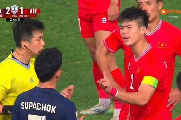 Không còn là một Duy Mạnh hay “gắt” trên sân, hình ảnh người đội trưởng có trách nhiệm và bình tĩnh xử lý tình huống của anh khiến nhiều người tự hào.