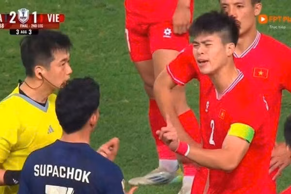 Không còn là một Duy Mạnh hay “gắt” trên sân, hình ảnh người đội trưởng có trách nhiệm và bình tĩnh xử lý tình huống của anh khiến nhiều người tự hào.