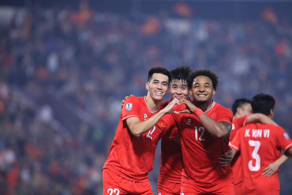 Với Duy Mạnh, tấm băng thủ quân cùng chức vô địch AFF Cup không chỉ giúp anh chính thức trở lại vị thế trụ cột hàng phòng ngự tuyển Việt Nam, mà còn đưa cầu thủ sinh năm 1996 vào lịch sử với tư cách đội trưởng tuyển Việt Nam vô địch khu vực.