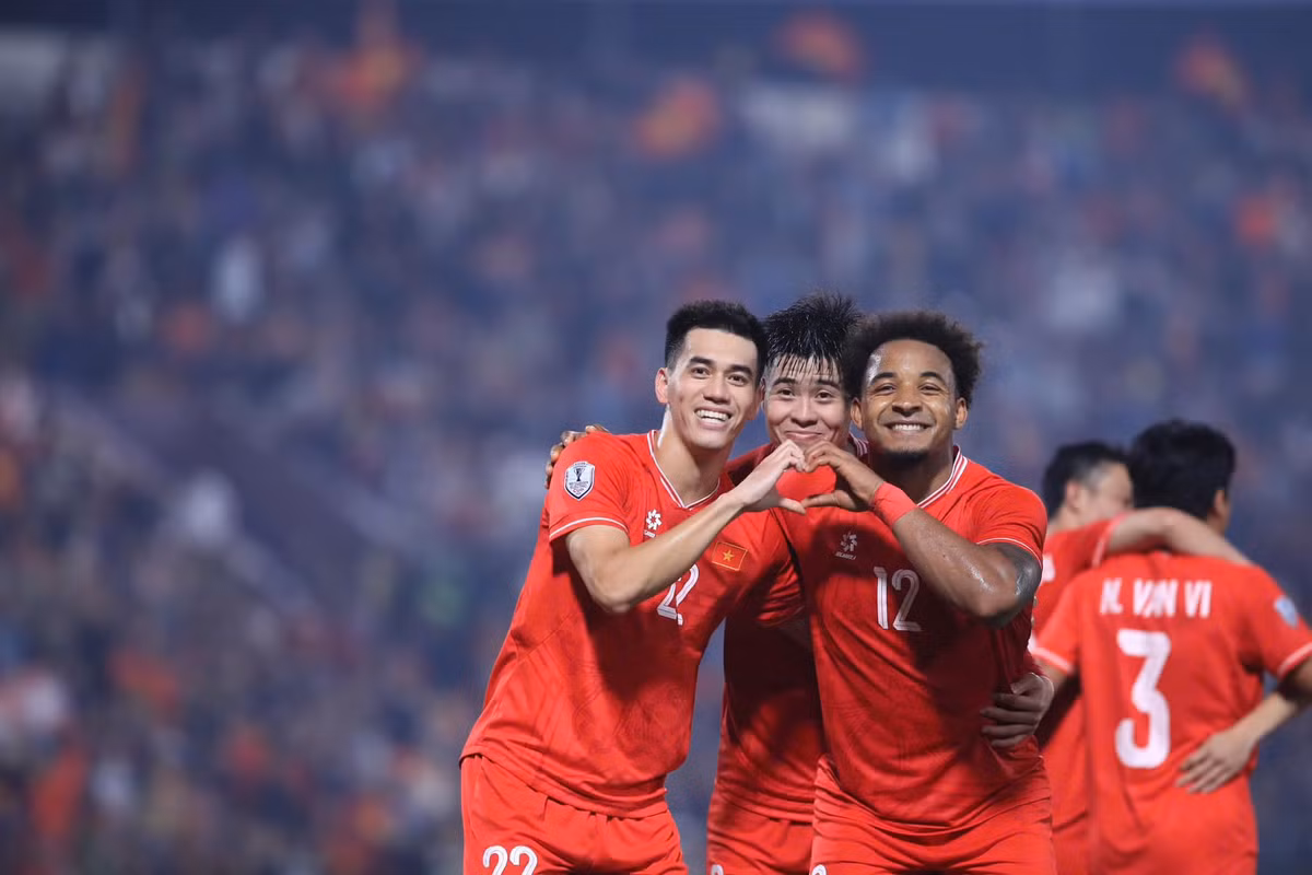 Với Duy Mạnh, tấm băng thủ quân cùng chức vô địch AFF Cup không chỉ giúp anh chính thức trở lại vị thế trụ cột hàng phòng ngự tuyển Việt Nam, mà còn đưa cầu thủ sinh năm 1996 vào lịch sử với tư cách đội trưởng tuyển Việt Nam vô địch khu vực.