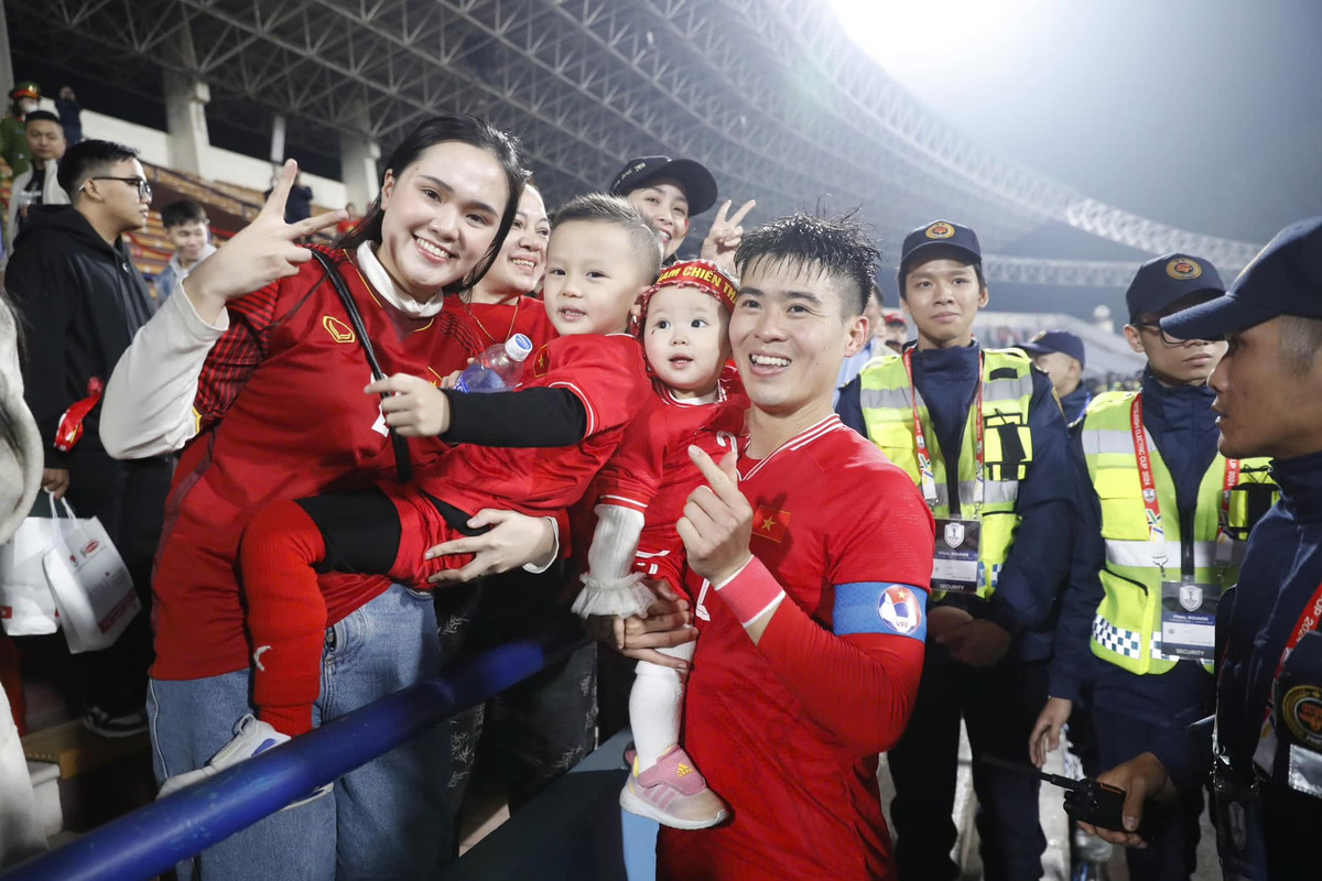 Duy Mạnh, giống tuyển Việt Nam, đều đã nhận hoài nghi trước AFF Cup, nhưng với bản lĩnh của người từng đứng trên đỉnh cao, cả hai đều trở lại với vị thế vốn có.