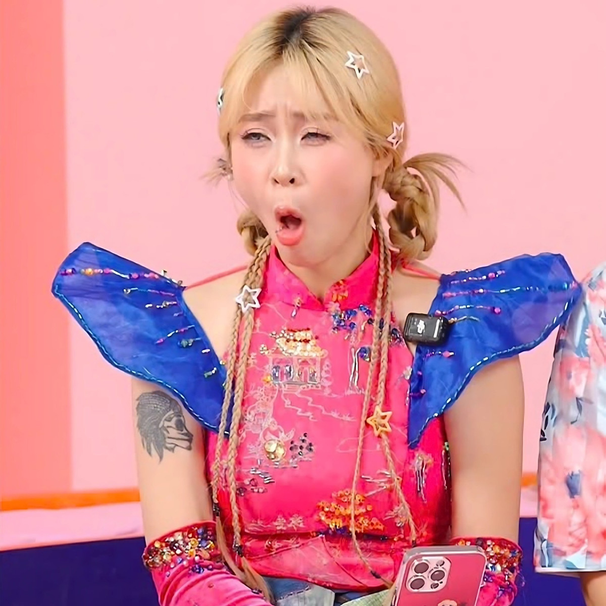 Cô nàng được yêu mến với tính cách hoạt ngon, hòa đồng, thân thiện.