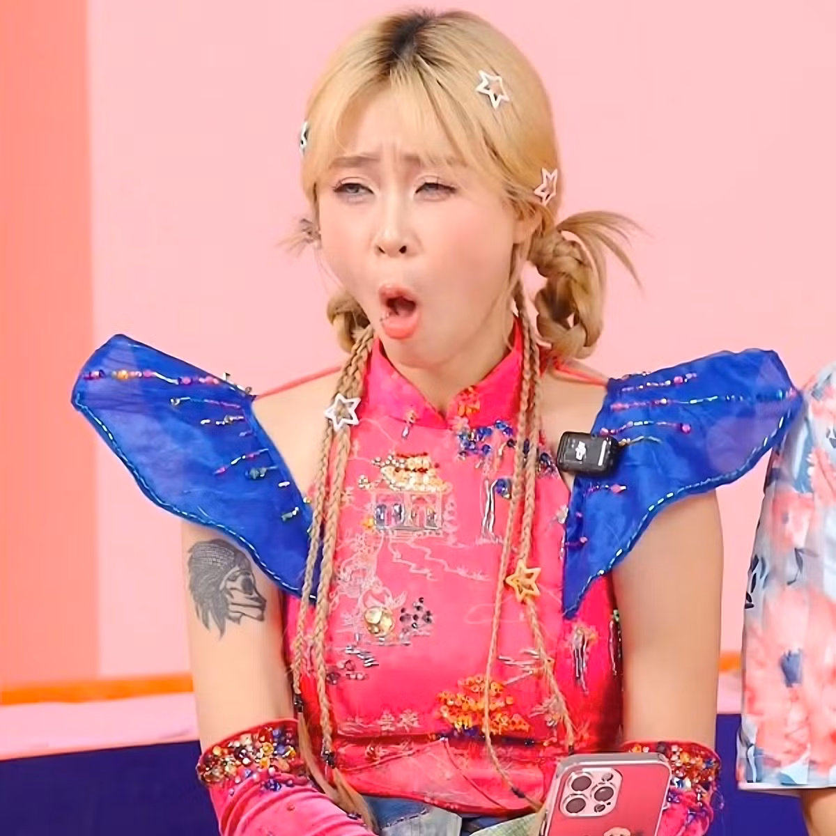 Cô nàng được yêu mến với tính cách hoạt ngon, hòa đồng, thân thiện.