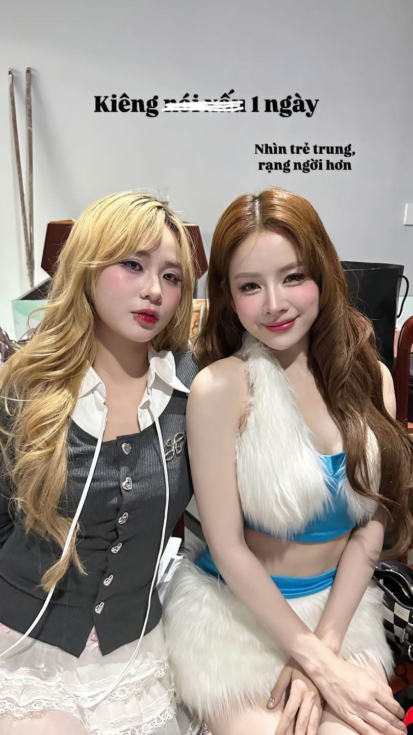 Theo đó, hai cô nàng xuất hiện trong loạt ảnh để chứng minh sự thay đổi khi có nói xấu người khác và không nói xấu người khác.