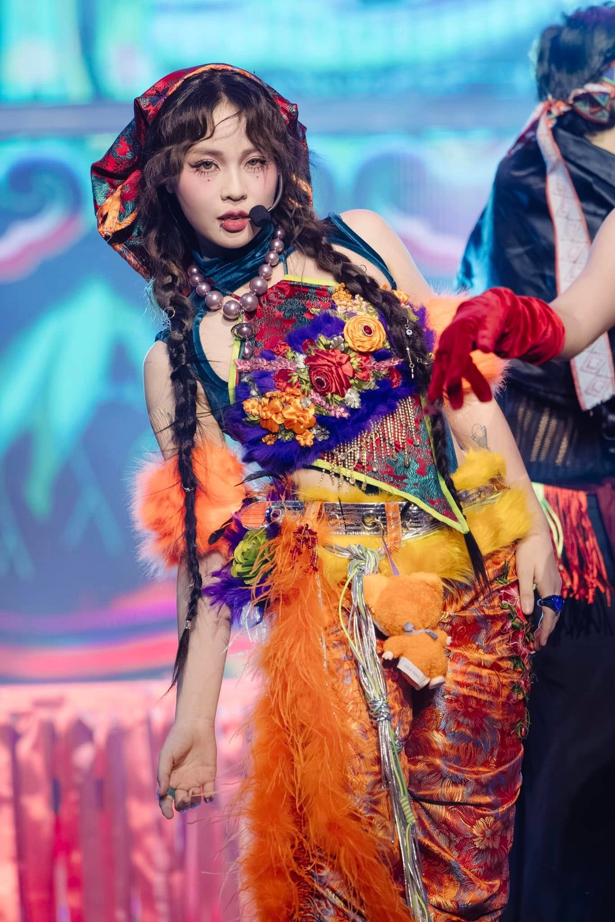 Đồng thời là sự cố gắng thấy rõ trong từng công diễn.