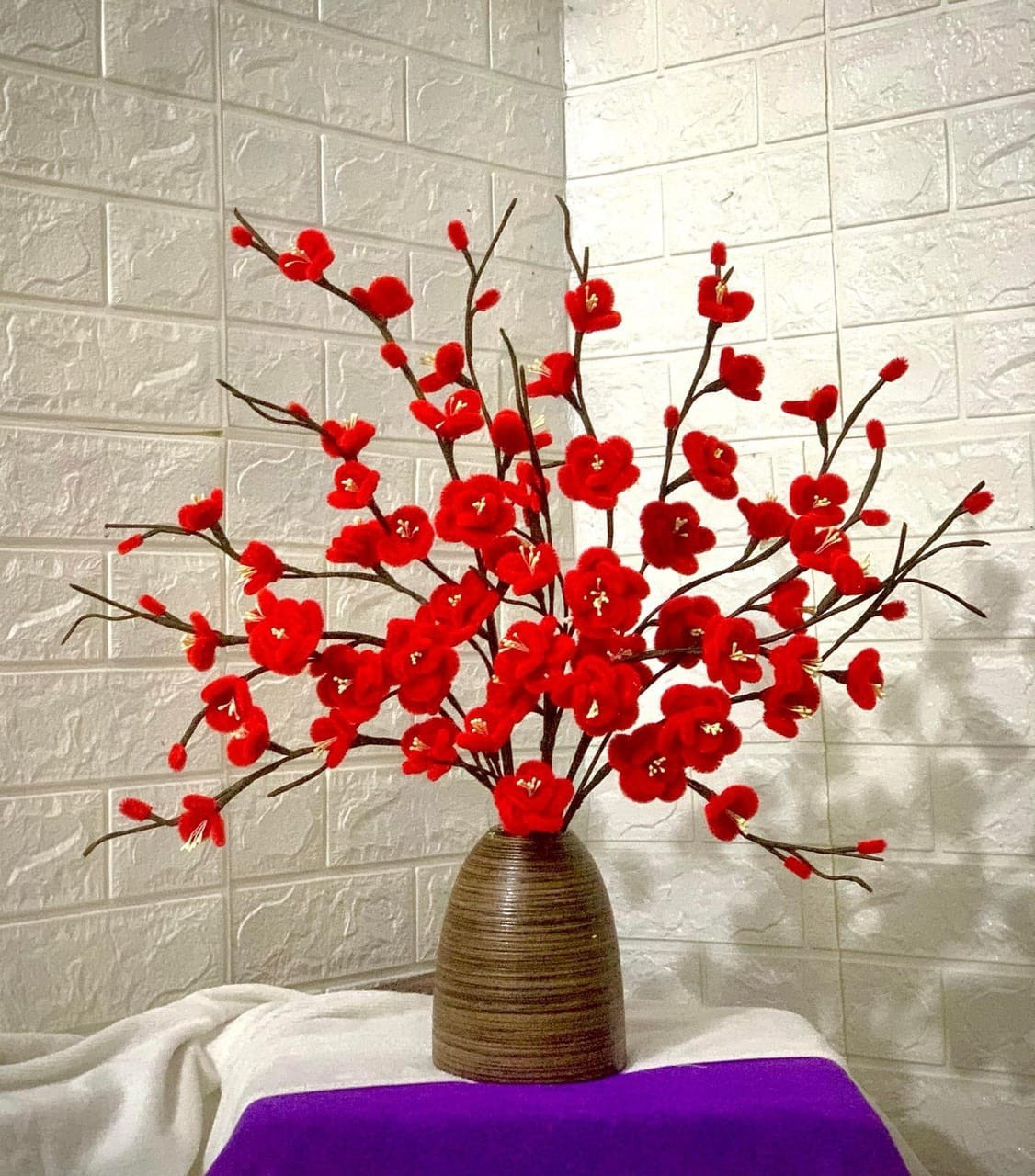 Rất nhiều sản phẩm khác nhau được các chị em truyền tay nhau cách làm, từ các loại hoa như hoa đào, mai, tulip, hoa ly, hoa lan đến cả những loại trái cây như cây quất, quả hồng, quả dứa...