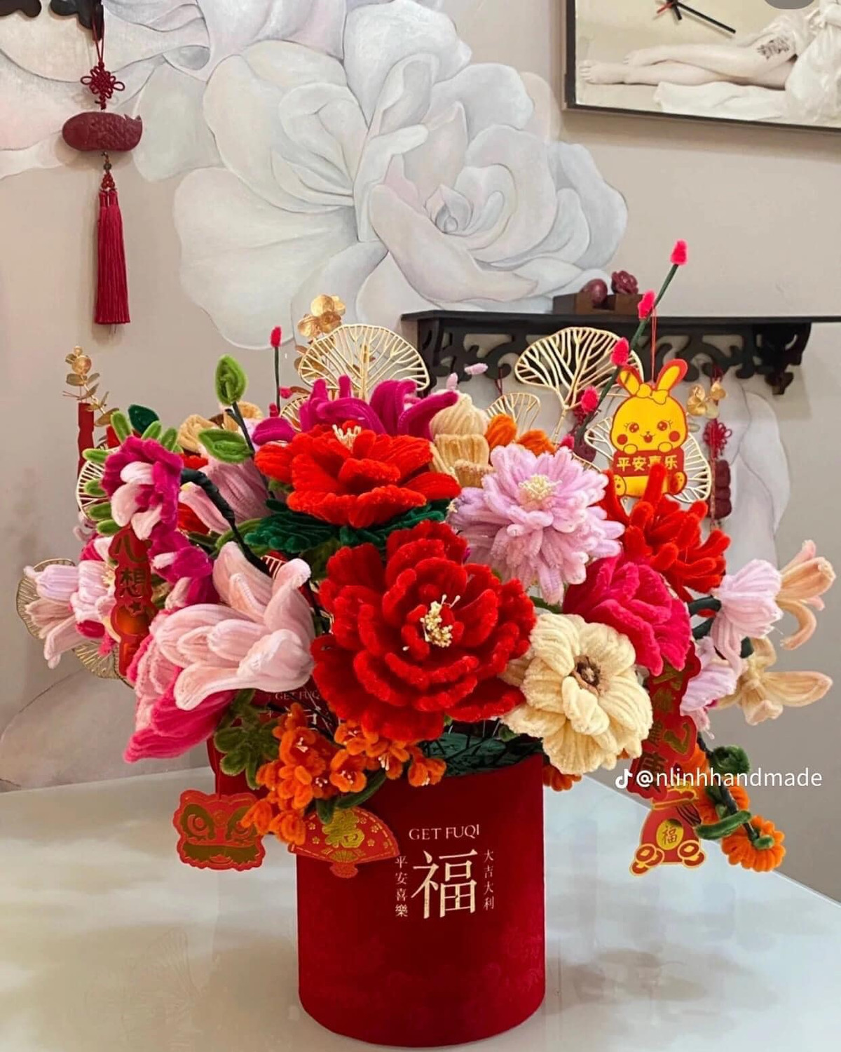 Với những nguyên liệu đơn giản như kẽm nhung, keo, kéo, các cô gái hoàn toàn có thể tạo ra những cành hoa rực rỡ tô điểm cho ngôi nhà của mình.