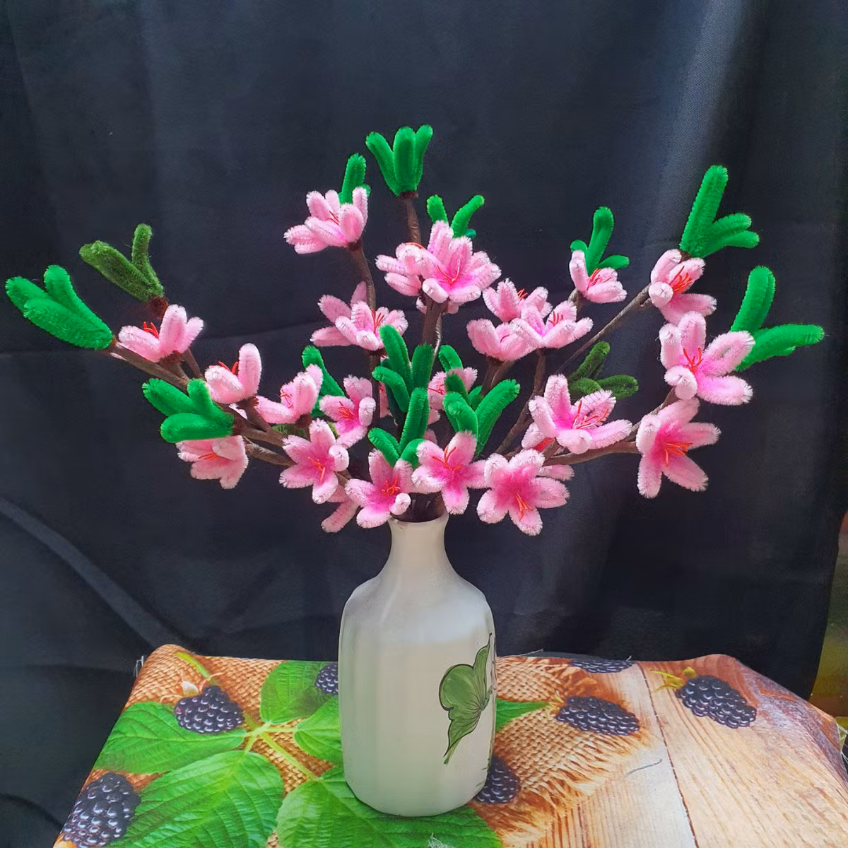 Càng gần Tết Nguyên đán 2024, trào lưu này càng được chia sẻ nhiều hơn bởi người ta có thể tự do sáng tạo ra nhiều kiểu dáng hoa độc đáo, đẹp không kém hoa thật lại bền với thời gian.