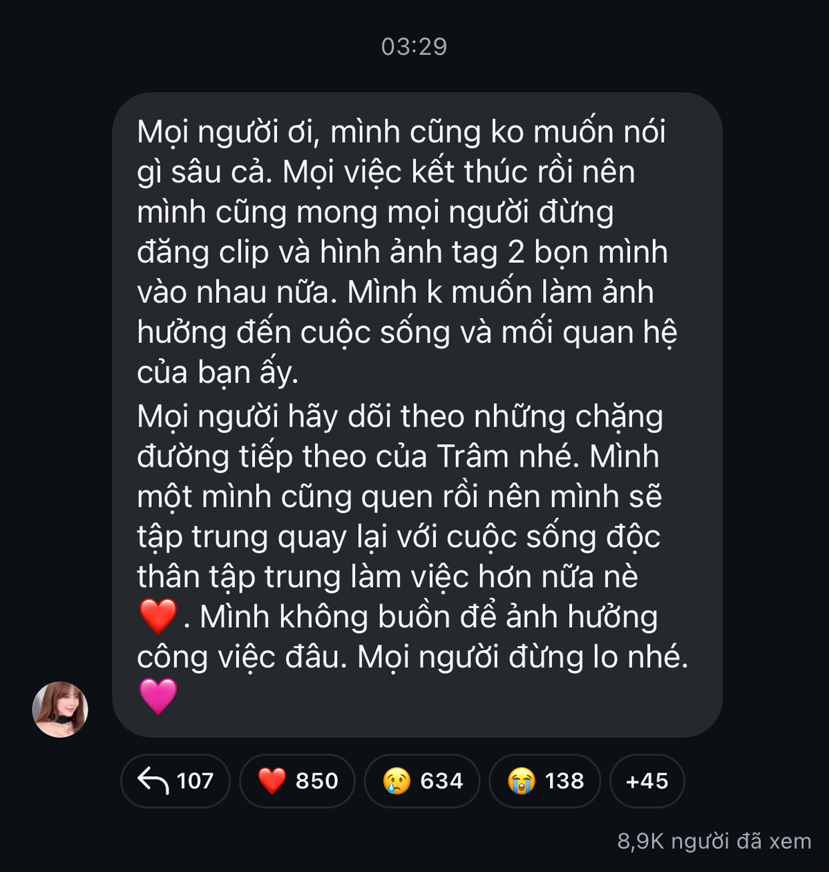 Cô nàng đăng tải dòng trạng thái lên đoạn chat nói chuyện với người hâm mộ vào lúc 3 rưỡi sáng: "Mọi người ơi, mình cũng không muốn nói gì sâu cả. Mọi việc kết thúc rồi nên mình cũng mong mọi người đừng đăng clip và hình ảnh tag 2 bọn mình vào nhau nữa. Mình không muốn làm ảnh hưởng đến cuộc sống và mối quan hệ của bạn ấy."