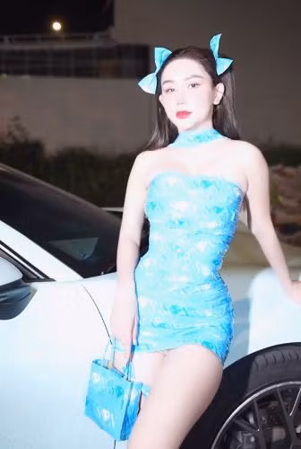 Nhiều người bày tỏ thích thú với trào lưu độc đáo này, người bày tỏ sự xuýt xoa: "Lụy trend này mất thôi", "nhìn hõm eo của các bà mê quá", "người phải đẹp lắm mới dám đu trend này nha". Bên cạnh đó, cũng có những ý kiến cho rằng cần phải lưu ý khi tham gia trend này: "Quấn băng keo bó sát thế lâu không tốt đâu nha, không lưu thông được máu gì cả", "làm hết cả cuộn băng keo thì hơi phí nhỉ", "gỡ băng keo ra chắc đau lắm".