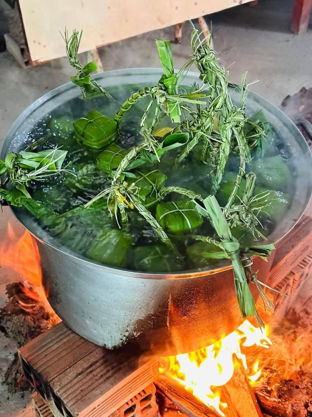 Khi xã hội ngày càng phát triển, mọi thứ có thể đều mua ở được chợ hay các siêu thị lớn, phong tục nấu bánh chưng ngày Tết dường như đã mai một dần đi ở các thành phố lớn.