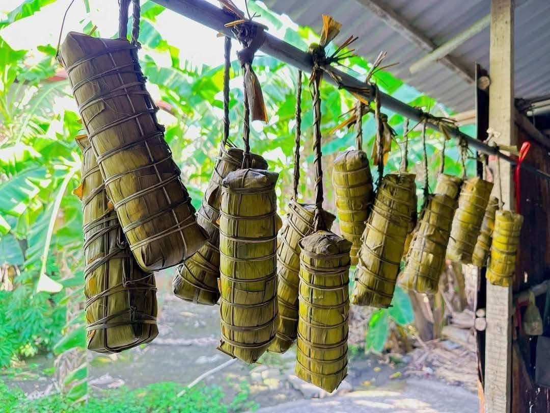 Những chiếc bánh chưng, bánh tét sau khi được vớt ra sẽ được lăn cho chắc, rồi treo lên là ăn được đến tận ra giêng.