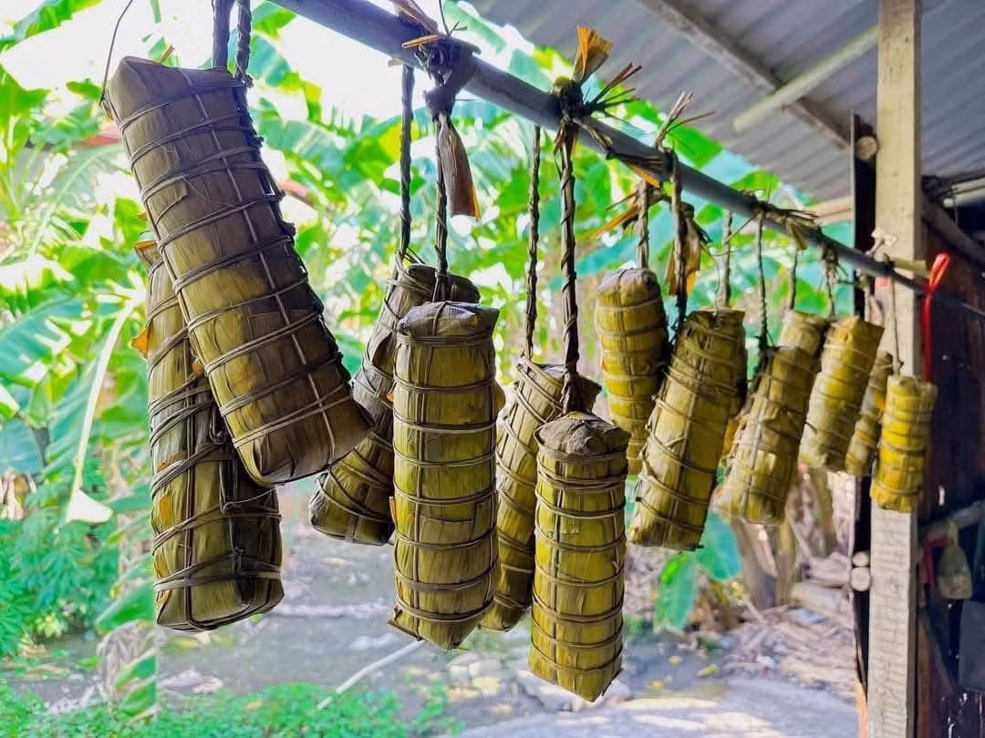 Những chiếc bánh chưng, bánh tét sau khi được vớt ra sẽ được lăn cho chắc, rồi treo lên là ăn được đến tận ra giêng.