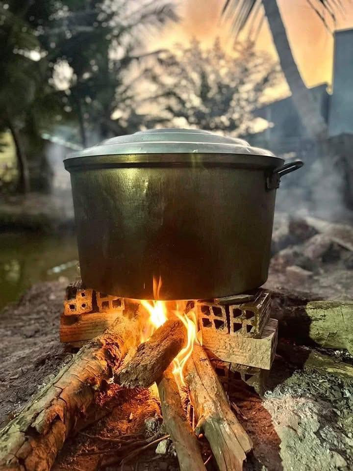 Quây quần bên nồi bánh chưng không chỉ là một phong tục mà còn là cách để người Việt tìm lại giá trị cốt lõi của gia đình và văn hóa trong dịp Tết cổ truyền.