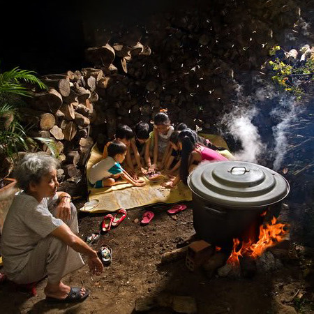 Bên ánh lửa, mọi người kể chuyện ngày xưa, cùng hát ca hoặc chia sẻ những dự định cho năm mới.