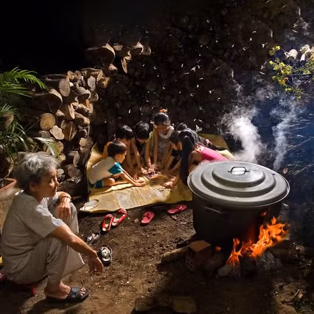 Bên ánh lửa, mọi người kể chuyện ngày xưa, cùng hát ca hoặc chia sẻ những dự định cho năm mới.